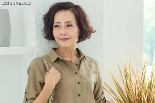 50岁女人最好放弃黑长直吧!这几位漂亮大妈精致短发,优雅又减龄