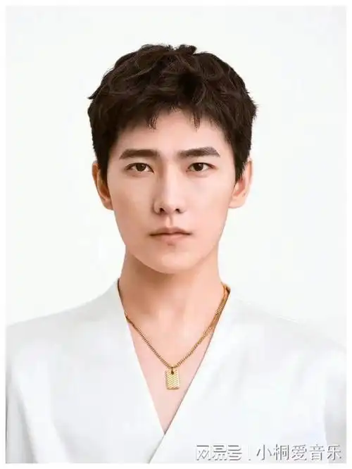 这次,轮到31岁杨洋翻车了,被网友扒了个"底朝天"