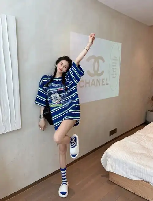 夏天中长款t恤这样穿也不错鸭