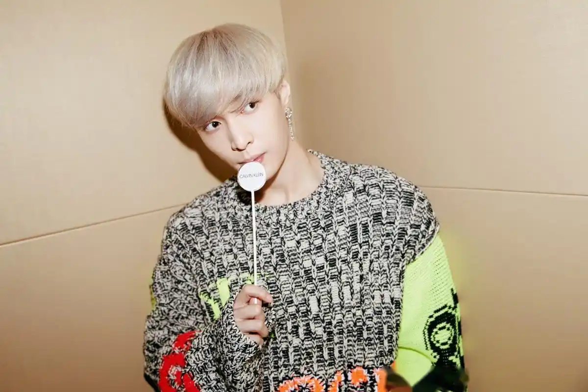 jeans与ck underwear全球双代言人张艺兴身着荧光拼色廓形粗织毛衣