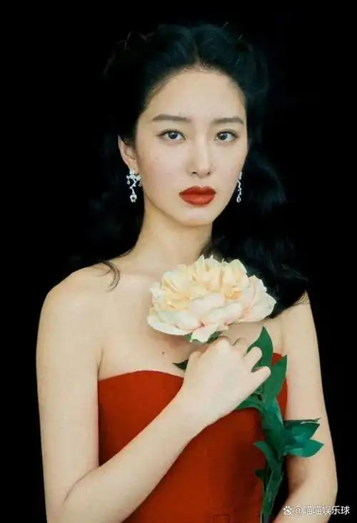 比刘亦菲性感!30岁杨采钰,饱满有料妩媚动人!