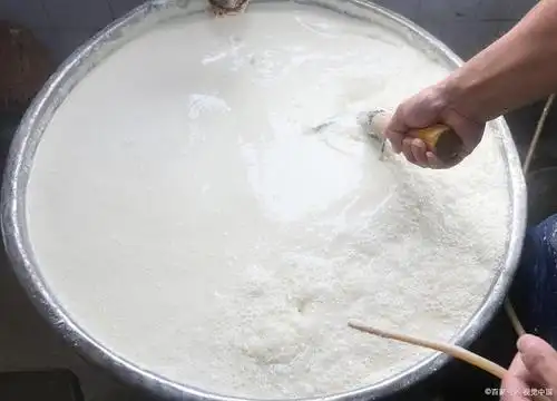 将沉淀物倒入铺布的木制型箱中,上面压以重石,压出浆水,制成荞麦豆腐6