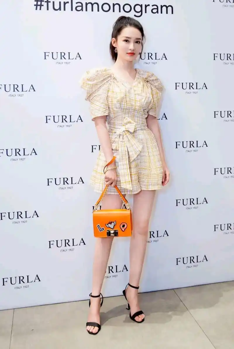 李沁   身材纤细的美女   美足踩一字带凉高跟太美