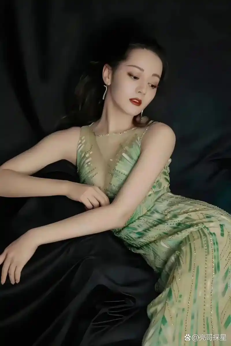 迪丽热巴的身材比例确实非常好,身高和体重比例协调,身材曲线优美.