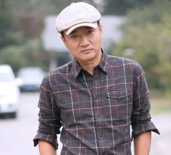 他出道多年零绯闻,拒绝过范冰冰,今50岁与护士妻子低调幸福|韩青