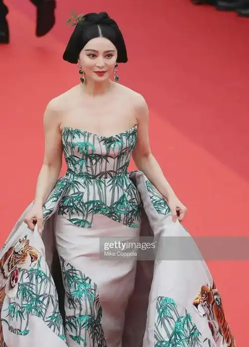 范冰冰穿猛虎走戛纳红毯全新中国风造型太惊艳野心真够大的