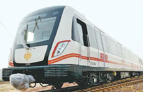 组图:郑州首列地铁列车亮相