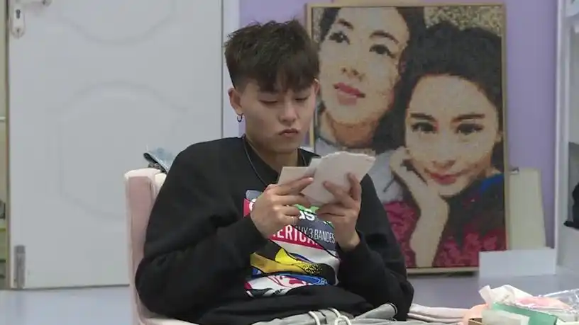 周晨晞深夜情绪低落翻阅杨馥宇相册暗自神伤