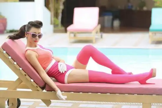 柳岩粉色泳衣泰国拍摄《男神》柳岩mv发布(4)