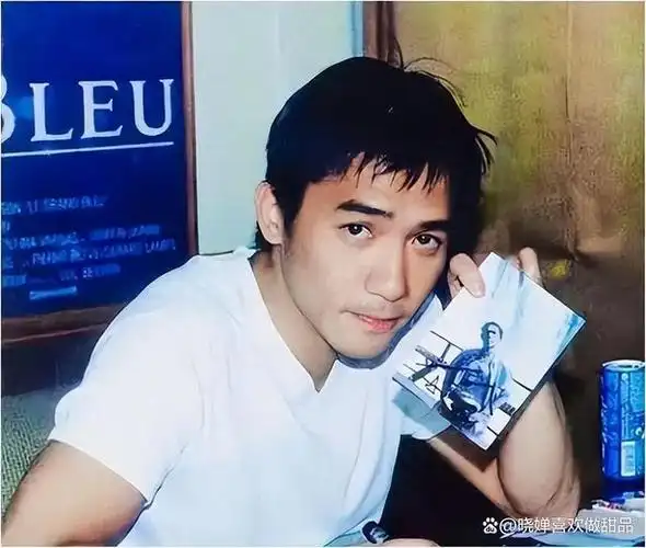 62岁电眼男神梁朝伟,白发不染不要孩子,活成自己想要的样子