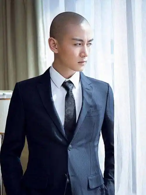 能驾驭光头造型的男星,只服这12位,个个颜值在线,帅气抢镜_张卫健