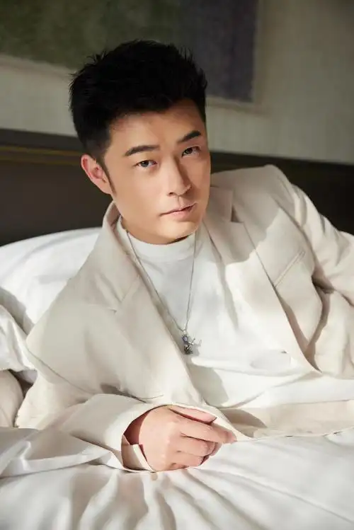 小作卡点送上赫老板@陈赫 白色温度生日写真一组……__财经头条