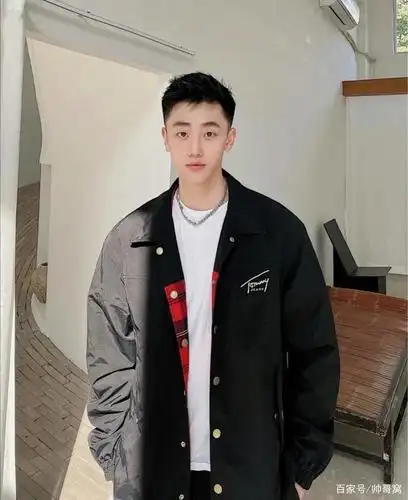 身高185大长腿文艺小奶狗,爱笑的男生就连穿衣都这么好看有魅力