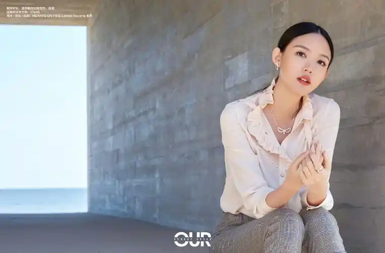 张梓琳格纹裤优雅知性写真图片