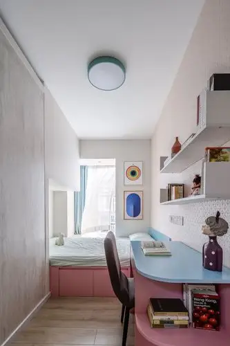 利用两个卧室错开的立面位置,做了一排通顶的衣柜,男孩房女孩房各一个