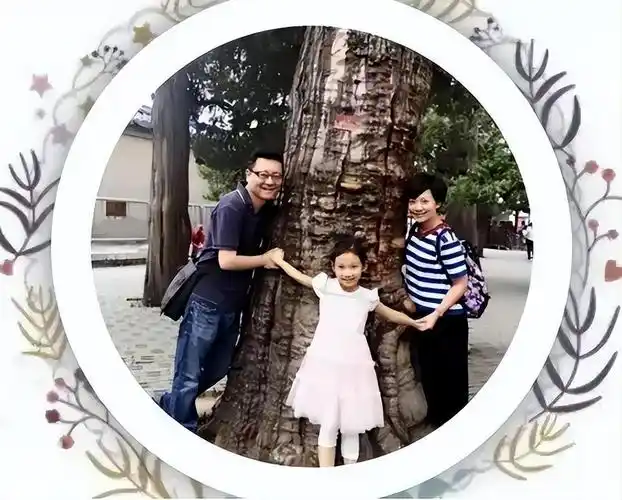 回顾央视主持人王端端嫁给同行丈夫很幸福直播时落泪被质疑