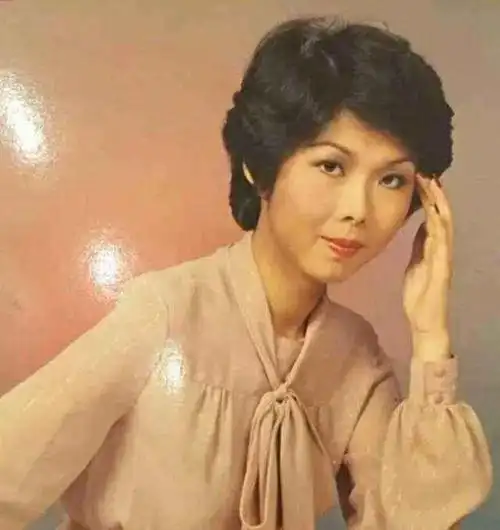 原创红极一时的老戏骨关菊英离婚后恋上同性富婆62岁依然未婚