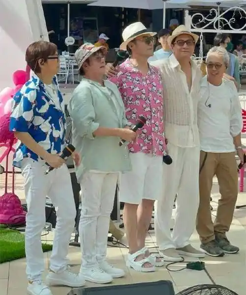 周润发在上海滩散步,网友合影情绪激动,亲自拍照接地气!