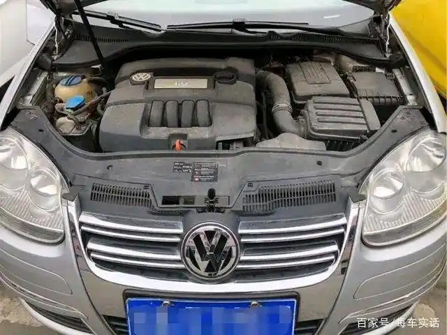 机盖是非常厚道双液压挺杆,发动机布局非常归整,大众ea113发动机,1.