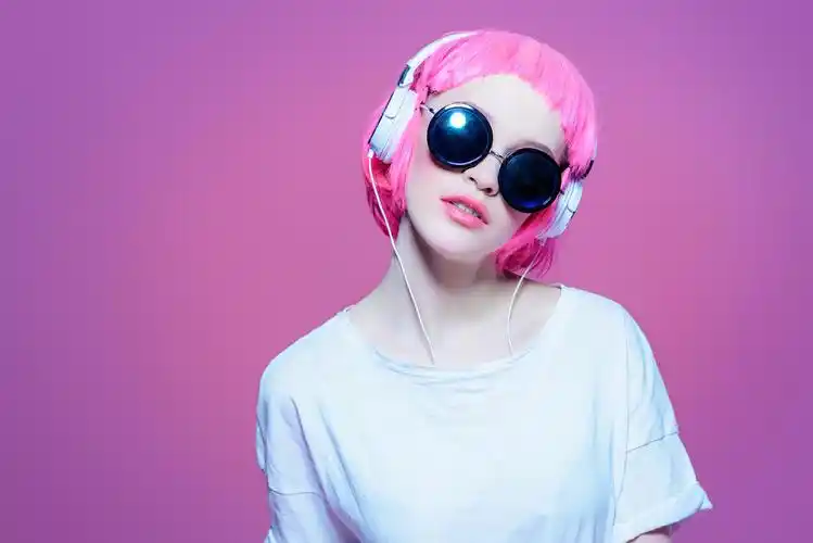 时尚的女孩戴墨镜享受音乐黑白灰背景无线蓝牙耳机校园人物美女图片