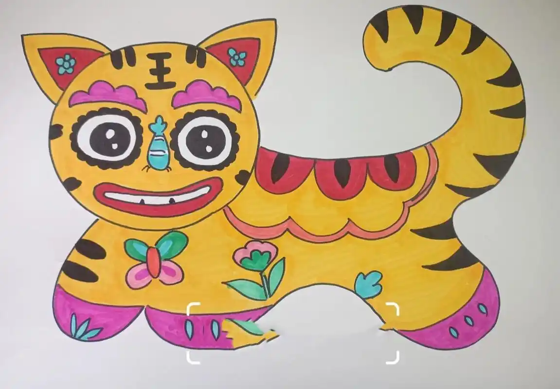 创意美术《布老虎》儿童画 1,工具材料: 卡纸,马克笔,勾线笔 2,适合