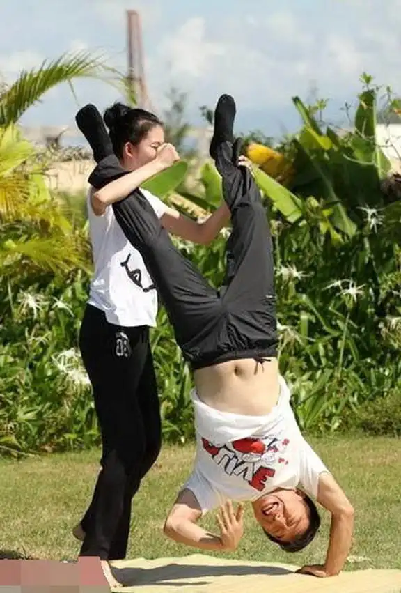 林志玲黄渤烈日下练瑜伽,0颈纹美肤令人羡慕!网友:图4才是重点