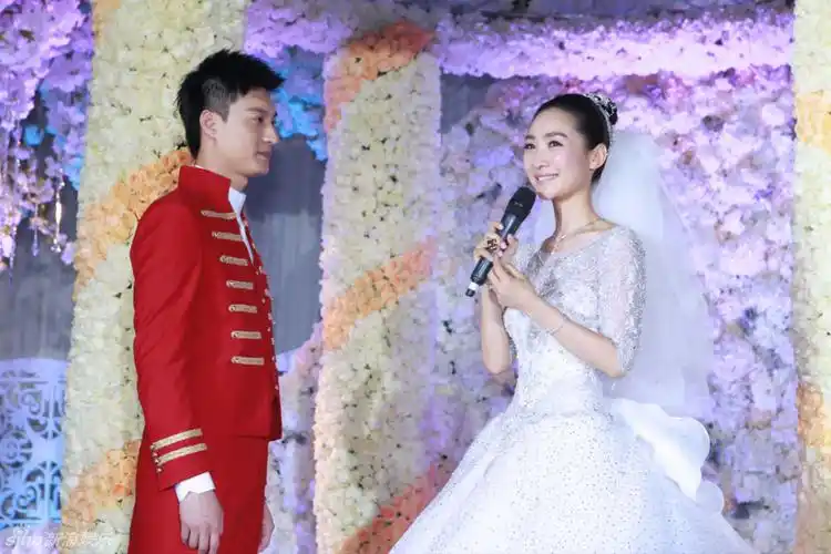 组图:陶昕然婚礼内场照曝光 红白配浪漫十足_高清图集_新浪网