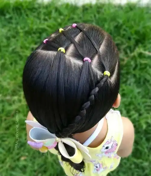 小孩偏分双编发侧扎马尾辫发型小女孩梳什么样的发型最合适?