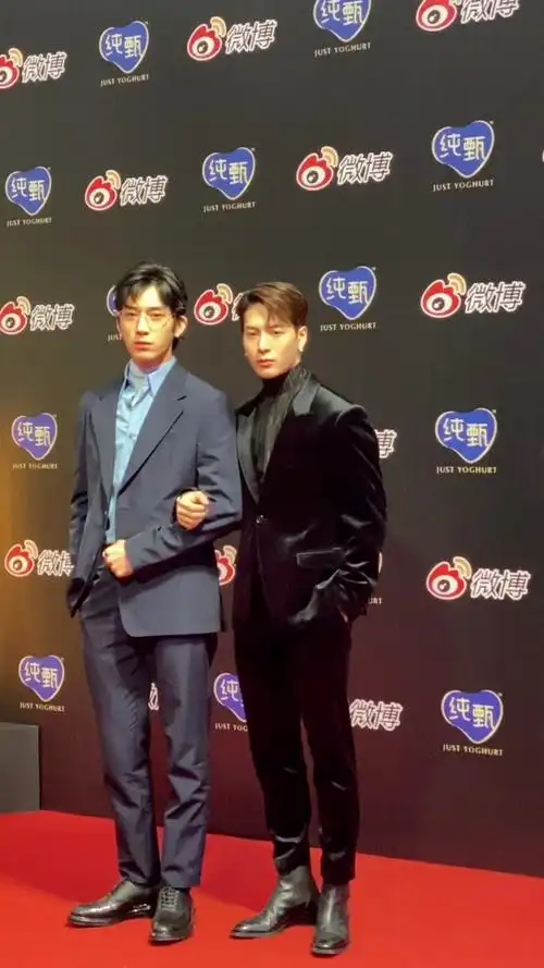 井柏然与王嘉尔"年糕组合"已上线