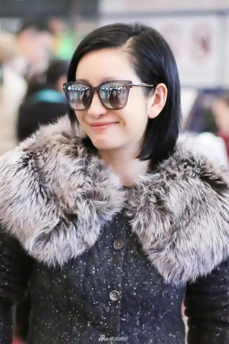 秦海璐素颜亮相皮肤细嫩 短发飒爽羽绒服遮肚