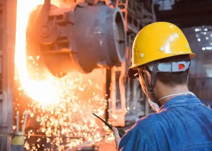 《赤火烈焰战高温》炼钢工人