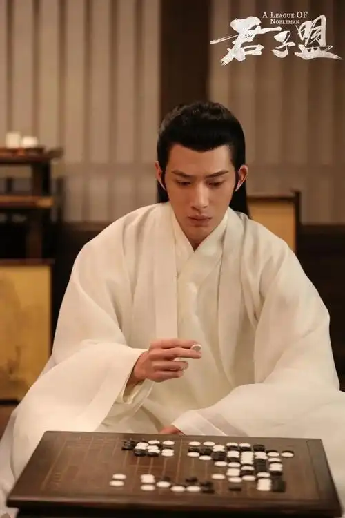 矜贵清冷的兰珏不仅在颜值层面满足了观众的期待,演员井柏然形神俱佳