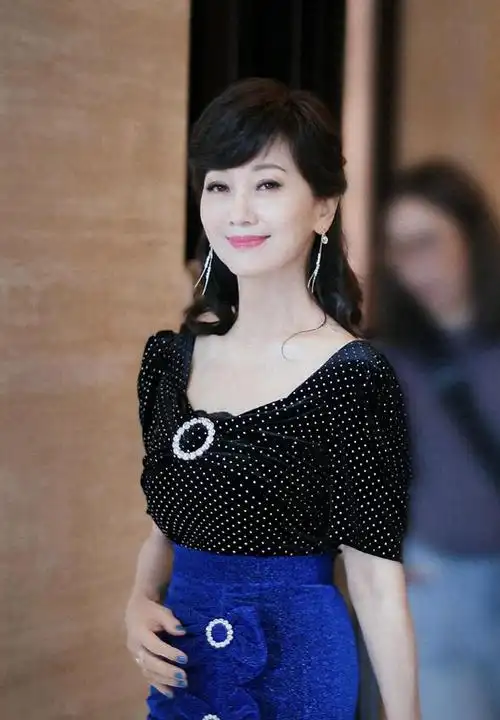 赵雅芝的原装五官无惧皱纹66岁还能穿斜肩连衣裙状态让人嫉妒