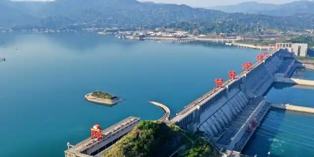 尤其是三峡大坝,不仅缓解了长江流域的洪灾情况,甚至还能利用水库发电