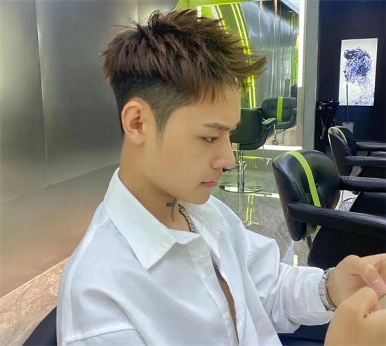 男生都在剪的前刺发型 今年男生短发趋势公开_男士短发 - 美发站