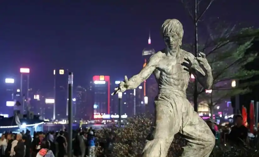 香港星光大道李小龙铜像.深圳特区报记者 耿超逸 摄