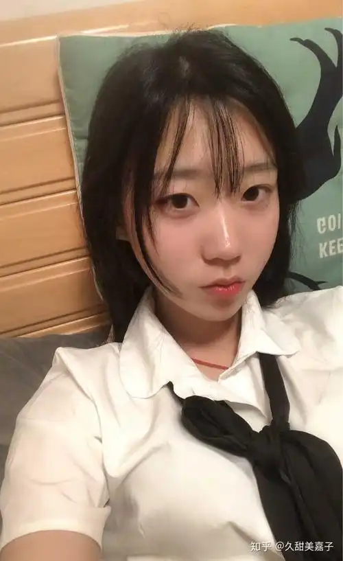 在她朋友圈当的素颜 来两张写真照