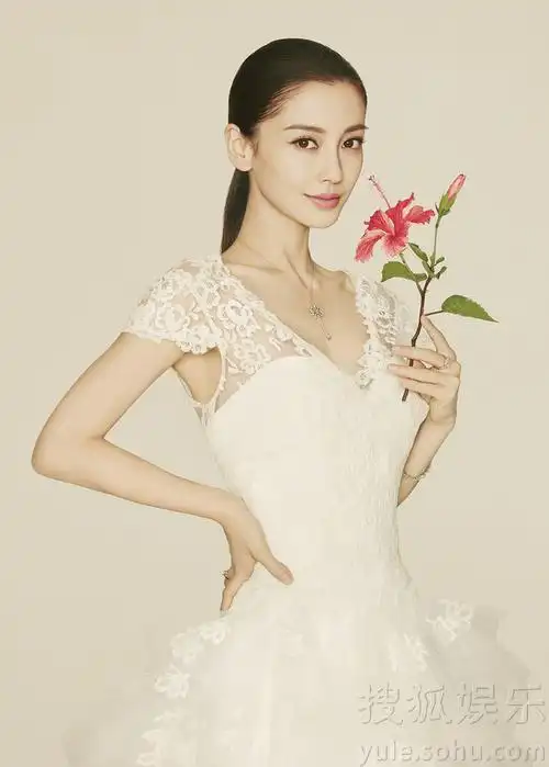 angelababy婚纱登封面 含情脉脉尽显标志五官(图)