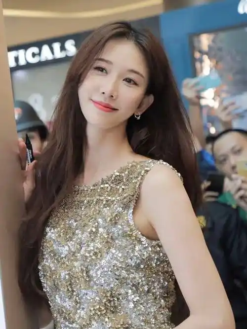 中分的发型很好地修饰了林志玲精致的脸部线条,看上去高级又惊艳!