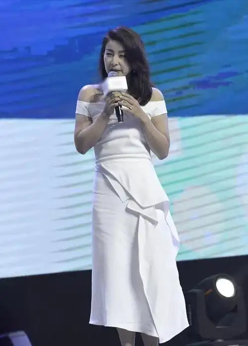 阔太郭晶晶难得高调,一字肩白裙秀身材,鸽子蛋大的往下掉