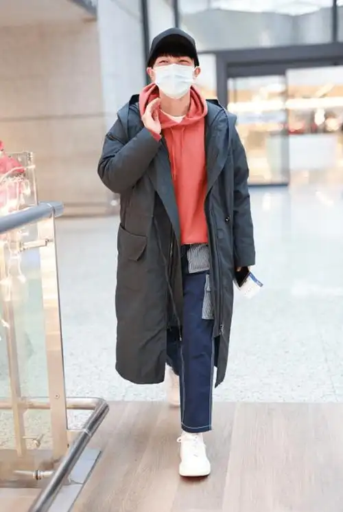 原创1米61的周深也太会打扮了穿大衣配红卫衣好清爽像邻家少年