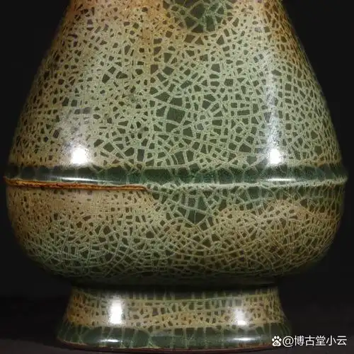 旧藏宋代龙泉溪口窑贯耳瓶    尺寸高23.2cm.宽14.5cm