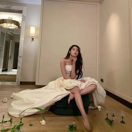 iu广告画报拍摄现场公开……连脚尖也不放过的努力工作!