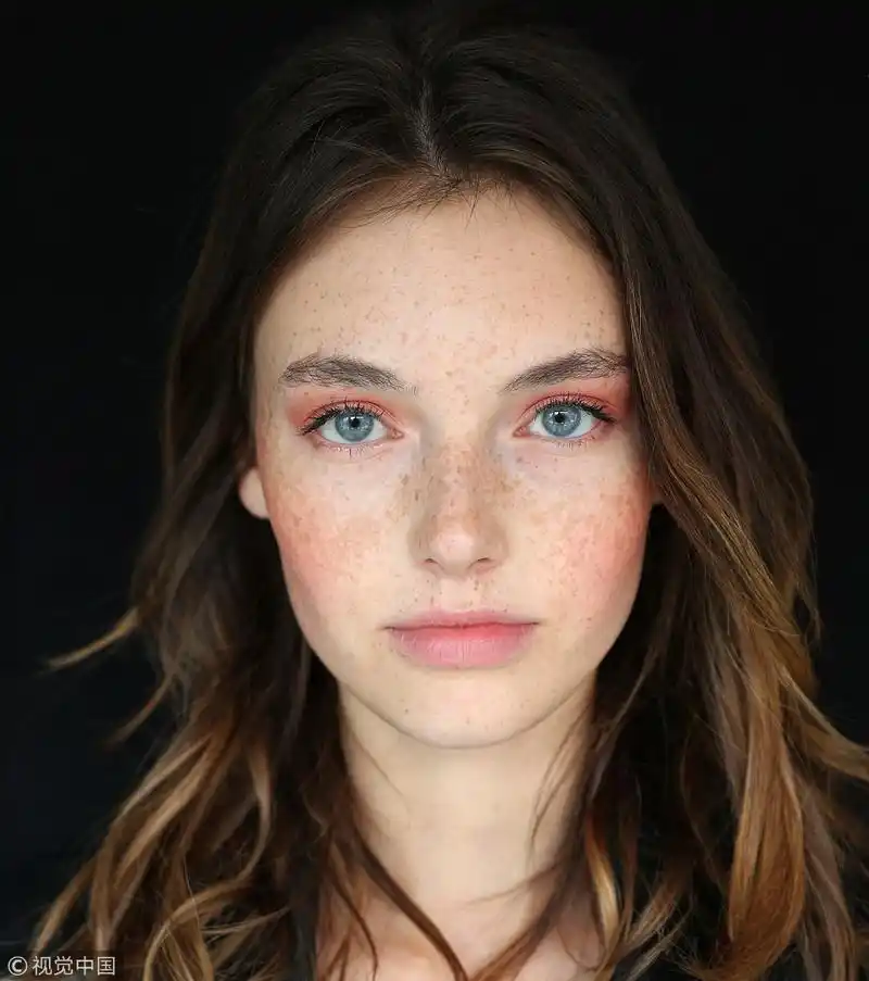 拍摄的2017年历中就是以全素颜的"雀斑脸"赢得一片"高级脸"的叫好声