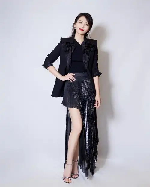 原创刘涛气质真"绝"了!身穿黑色镂空蕾丝连衣裙亮相,性感又高雅