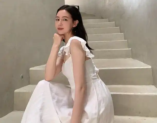 大杨嫂王嘉尔亲密合影,被吐槽不检点,大杨哥一举动暗示内心独白