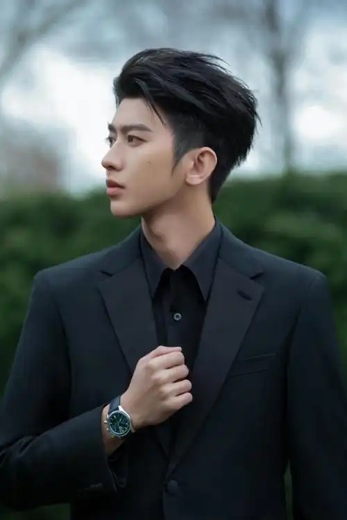 今日,蔡徐坤工作室在公众平台晒出蔡徐坤日内瓦看展图!