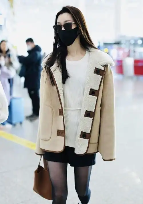 宋轶现身北京机场米色外套青春随性