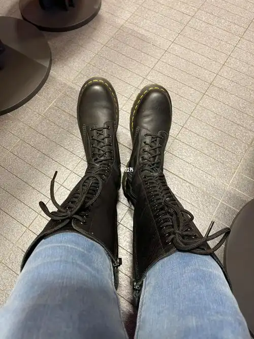 男生穿黑白长筒马丁靴