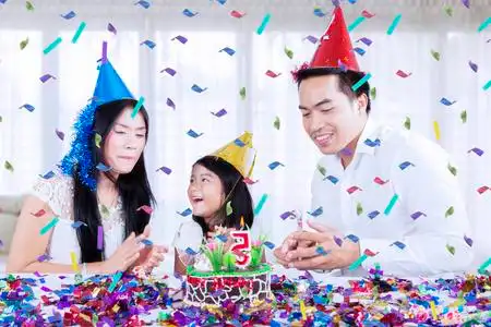 亚洲家庭的图片在庆祝生日在家鼓掌一起插画